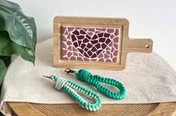 Bundel - DIY Pakket Mozaïek Borrelplank met Hartje + Macramé Sleutelhangers (2 stuks)