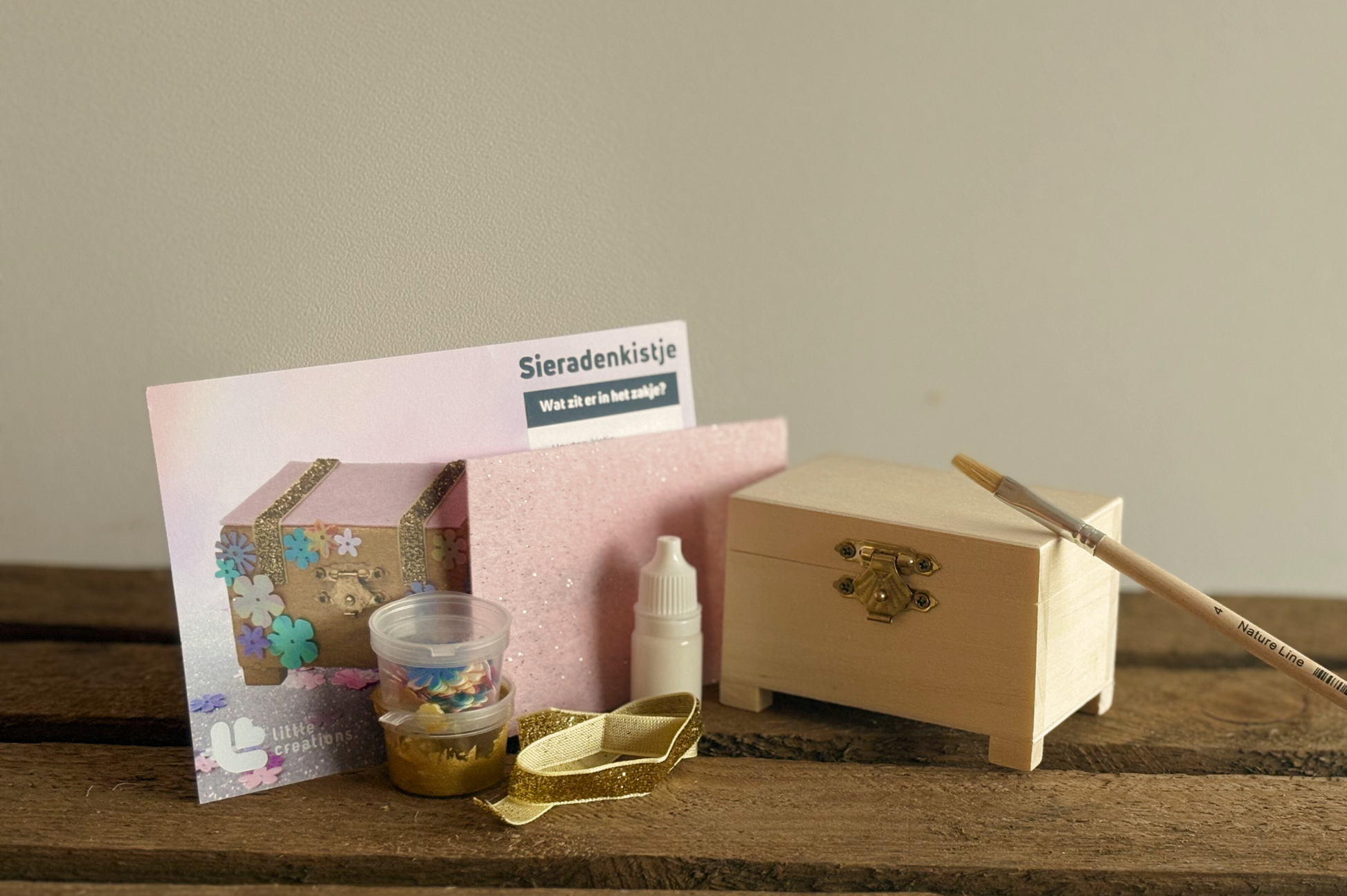 Inhoudfoto sieradenkistje goud
